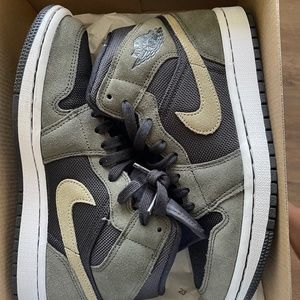 WOMENS Jordan Retro 1 Mid